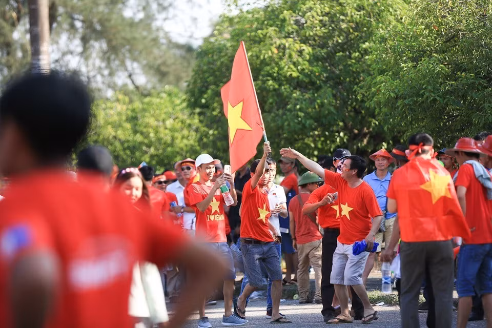 Cổ động viên hâm nóng trận Việt Nam vs Myanmar. (Ảnh: Trọng Đạt/TTXVN)