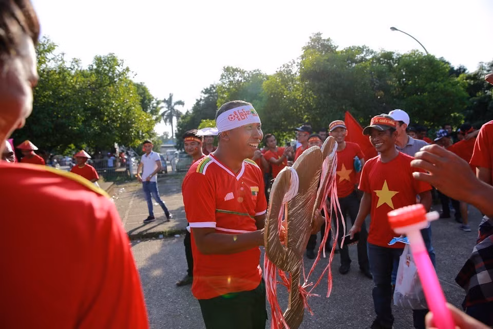 Cổ động viên, người hâm mộ Việt Nam tới sân Thuwunna đã sẵn sàng tiếp lửa cho đội tuyển Quốc gia Việt Nam. (Ảnh: Trọng Đạt/TTXVN)