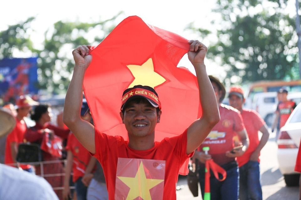 Ngày từ sớm, các cổ động viên đã có mặt rất đông phía trước sân vận động Thuwunna, để cổ vũ cho đội tuyển Việt Nam đấu Myanmar để tranh vé vào bán kết AFF Suzuki Cup 2018. (Ảnh: Trọng Đạt/TTXVN)