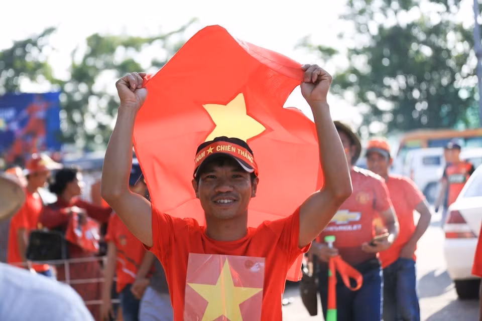 Ngày từ sớm, các cổ động viên đã có mặt rất đông phía trước sân vận động Thuwunna, để cổ vũ cho đội tuyển Việt Nam đấu Myanmar để tranh vé vào bán kết AFF Suzuki Cup 2018. (Ảnh: Trọng Đạt/TTXVN)