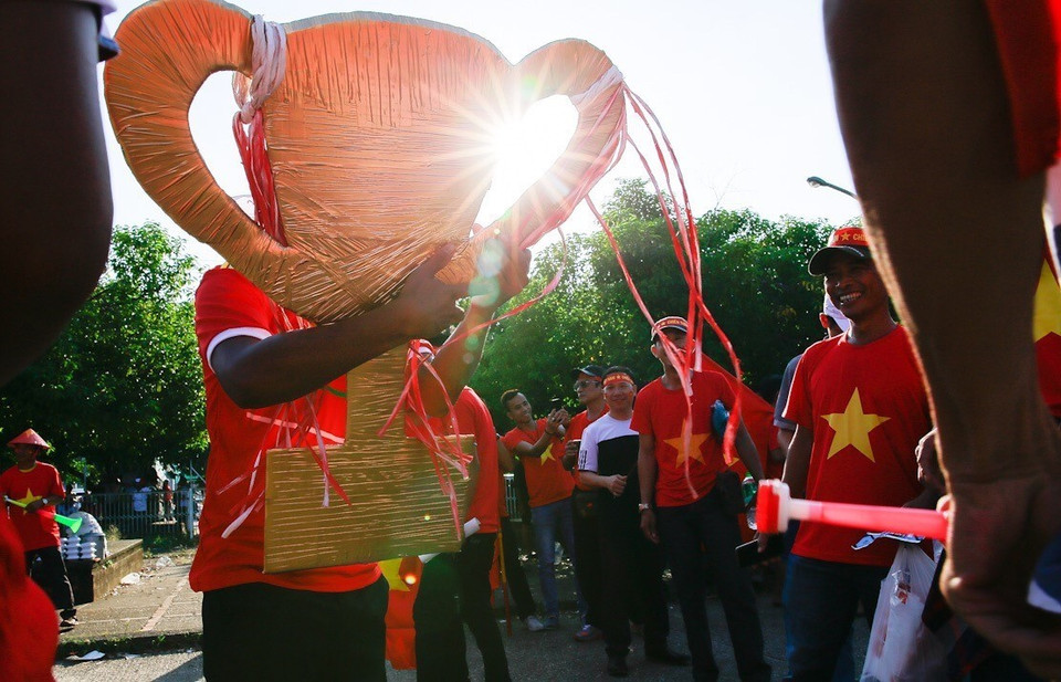 Cổ động viên mang theo biểu tượng Cup vô địch để cổ vũ tinh thần cho đội tuyển Việt Nam. (Ảnh: Trọng Đạt/TTXVN)