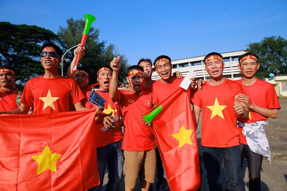 Cổ động viên bên ngoài sân vận động Thuwunna, thành phố Yangon (Myanmar) trước trận đấu. (Ảnh: Trọng Đạt/TTXVN)