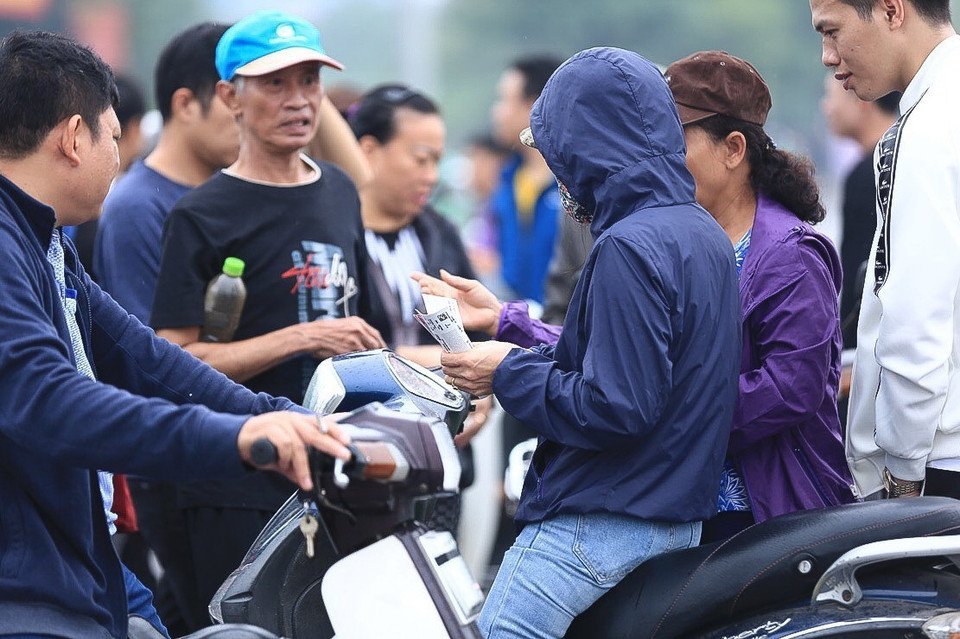 Đây cũng là thời điểm vé xem mỗi trận đấu của đội tuyển Việt Nam được dân phe vé chợ đen đẩy lên bán cho người dân không thể xếp hàng lấy về tích kê với mức giá cao gấp 2-3 lần giá gốc. (Ảnh: Trọng Đạt/TTXVN)