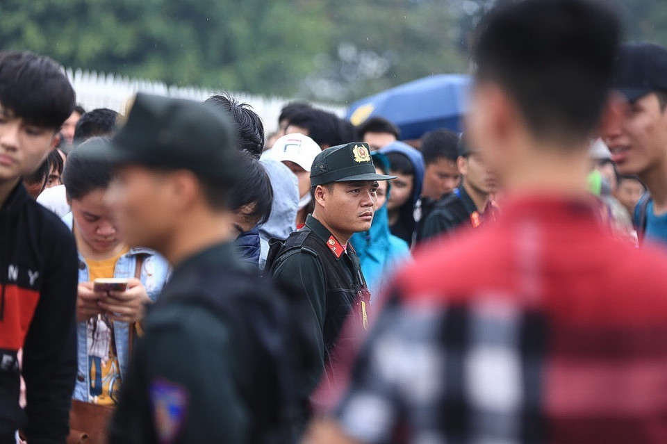 Rất đông người dân xếp hàng phía ngoài hàng rào để mua vé xem đội tuyển quốc gia thi đấu trên sân nhà. (Ảnh: Trọng Đạt/TTXVN)