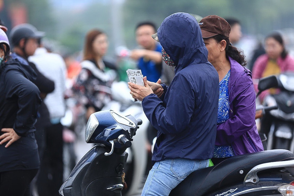 Ai cũng hy vọng có được tấm vé để trực tiếp vào sân theo dõi các cầu thủ tuyển Việt Nam thi đấu. (Ảnh: Trọng Đạt/TTXVN)