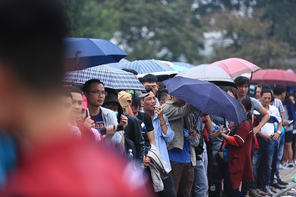 Lực lượng cảnh sát cơ động căng sức làm nhiệm vụ ổn định trật tự tại buổi bán vé sáng nay. (Ảnh: Trọng Đạt/TTXVN)