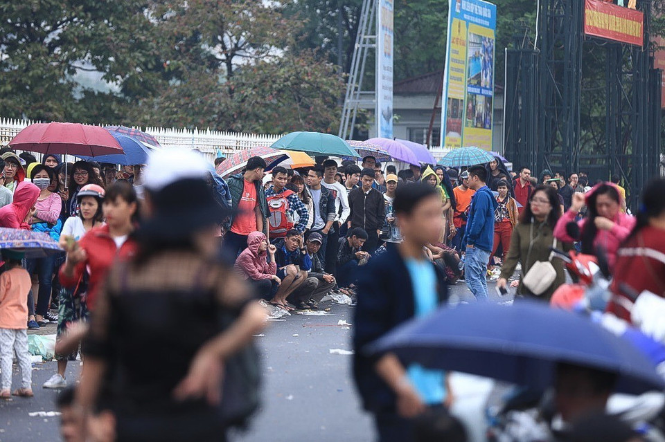 Rất đông người dân xếp hàng phía ngoài hàng rào để mua vé xem đội tuyển quốc gia thi đấu trên sân nhà. (Ảnh: Trọng Đạt/TTXVN)