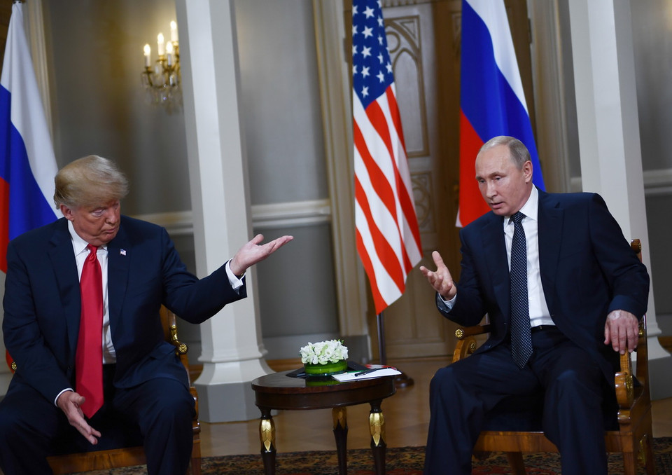 Tổng thống Nga Putin bắt tay người đồng cấp Mỹ Trump. (Nguồn: The New York Times)
