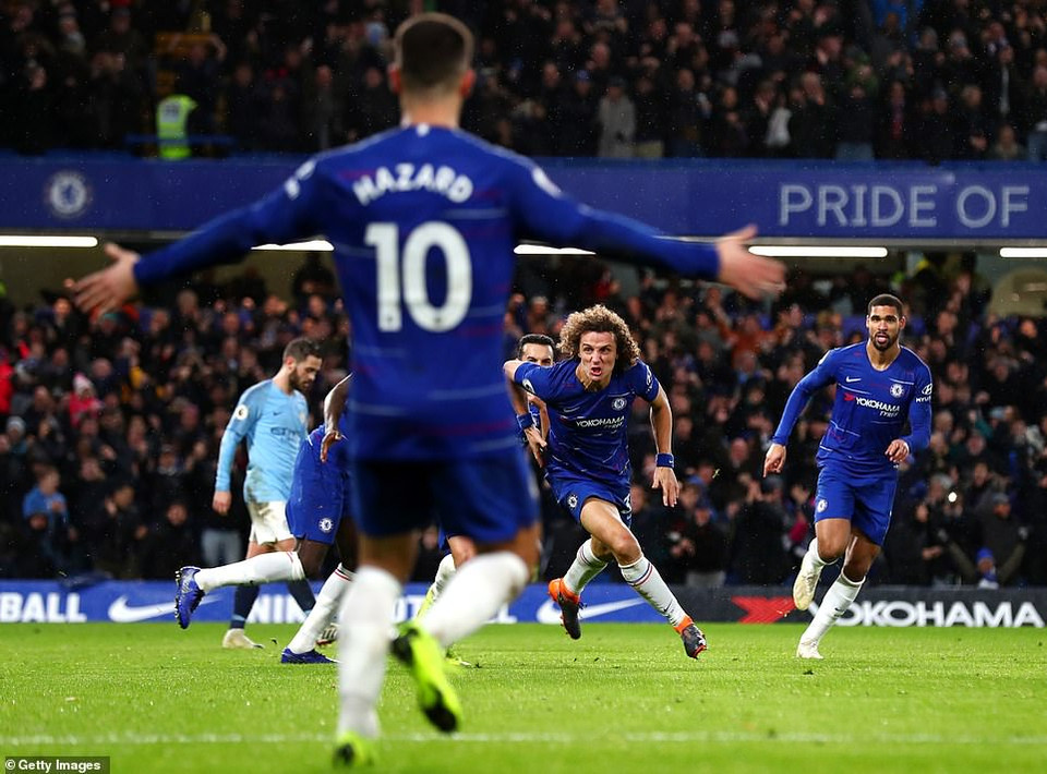 Người lập công cho Chelsea là trung vệ David Luiz với pha đánh đầu hiểm hóc.