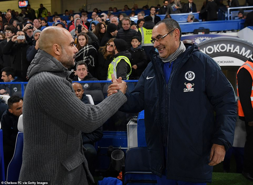 Sarri có dịp được ăn mừng trước người đồng nghiệp Pep Guardiola.