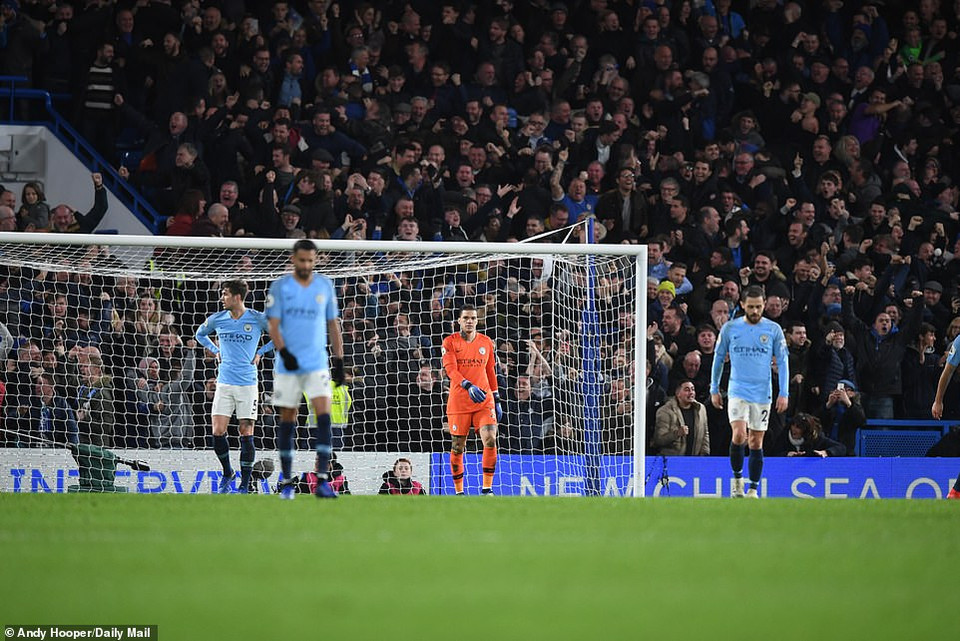 Kết quả này giúp Chelsea trở lại tốp 4, trong khi khiến Man City mất ngôi đầu.