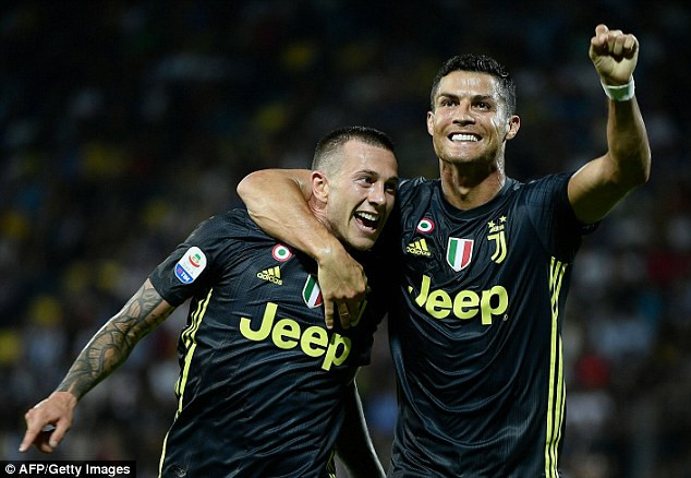 Cristiano Ronaldo và Federico Bernardeschi (trái) thay nhau ghi bàn giúp Juventus đánh bại Frosinone 2-0 ở trận đấu muộn vòng 5 Serie A.