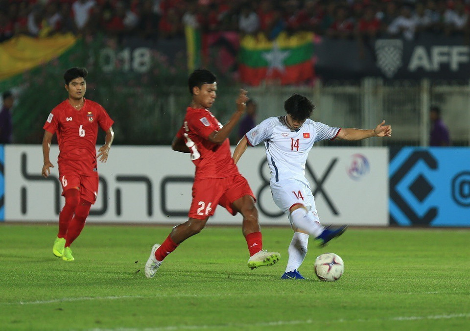 Pha xử lý bóng của Công Phượng (số 14) trước vòng cấm địa của đội Myanmar. (Ảnh: Trọng Đạt/TTXVN)