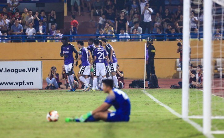 Cầu thủ Hà Nội FC ăn mừng bàn thắng của tiền đạo Hoàng Vũ Samson. (Ảnh: Trọng Đạt/TTXVN)