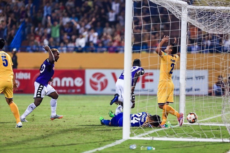 Pha ghi bàn của tiền đạo Hoàng Vũ Samson (Hà Nội FC). (Ảnh: Trọng Đạt/TTXVN)