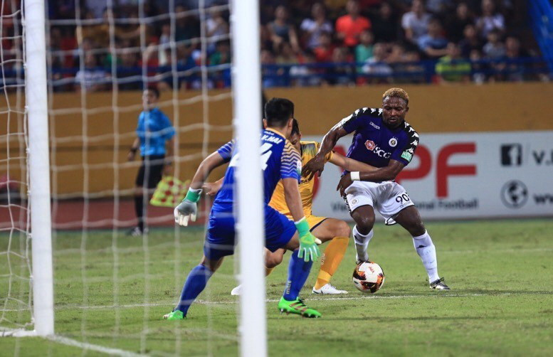 Pha băng xuống uy hiếp khung thành Sông Lam Nghệ An của tiền đạo Oseni (Hà Nội FC). (Ảnh: Trọng Đạt/TTXVN)