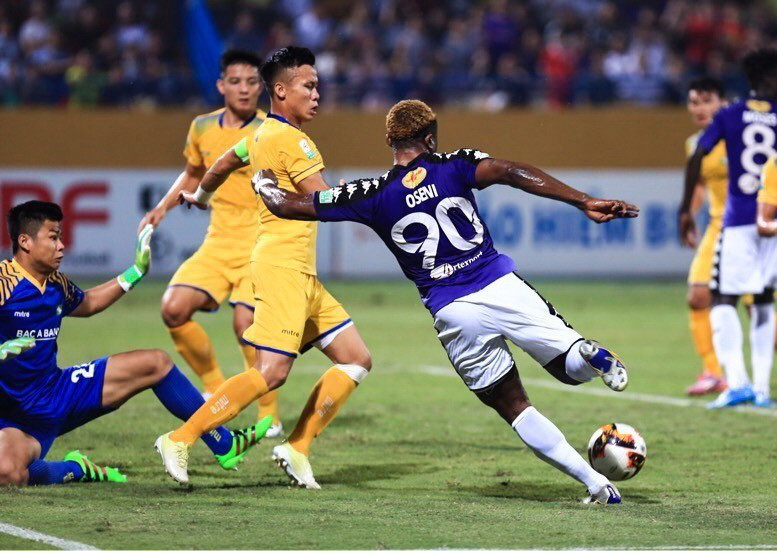 Pha dứt điểm cận thành của tiền đạo Oseni (90, Hà Nội FC). (Ảnh: Trọng Đạt-TTXVN)