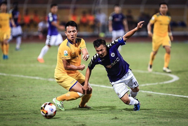 Pha qua người của tiền vệ Thành Lương (11, Hà Nội FC). (Ảnh: Trọng Đạt/TTXVN)