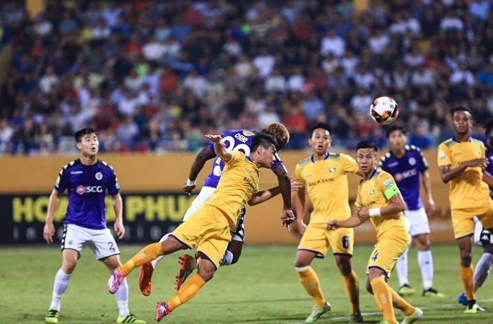 Pha đánh đầu cận thành của tiền đạo Oseni (Hà Nội FC). (Ảnh: Trọng Đạt/TTXVN)