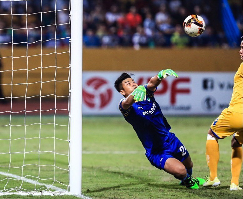 Pha đẩy bóng cứu thua của thủ môn Vũ Hải (Sông Lam Nghệ An). (Ảnh: Trọng Đạt/TTXVN)