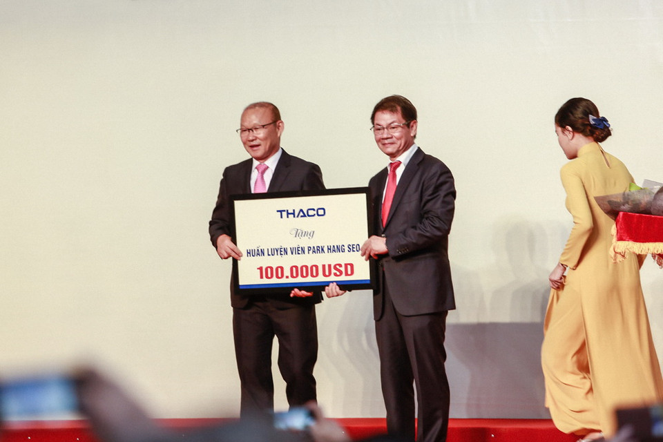Ông Trần Bá Dương, Chủ tịch Hội đồng quản trị Tập đoàn Thaco tặng một trăm nghìn USD cho HLV Park Hang-seo.