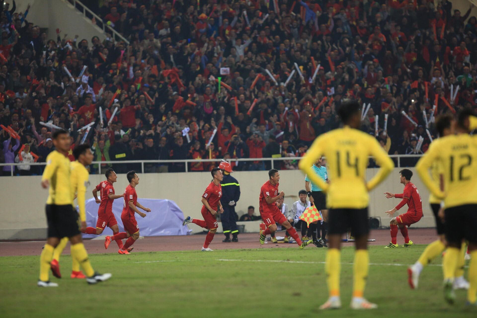 Niềm vui của đội tuyển Việt Nam sau bàn thắng của Anh Đức. (Ảnh: Đình Trọng/TTXVN)