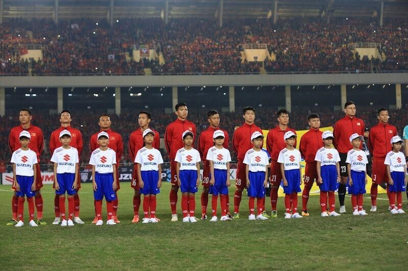 Cầu thủ Việt Nam chào cờ trước trận đấu. (Ảnh: Đình Trọng/TTXVN)