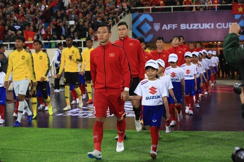 Hai đội ra sân ở trận chung kết lượt về. (Ảnh: Đình Trọng/TTXVN)