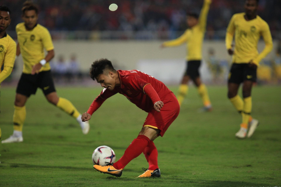 Quang Hải là người thi đấu ấn tượng nhất, và không ai khác chính cầu thủ này đã chuyền bóng...(Ảnh: Đình Trọng/TTXVN)