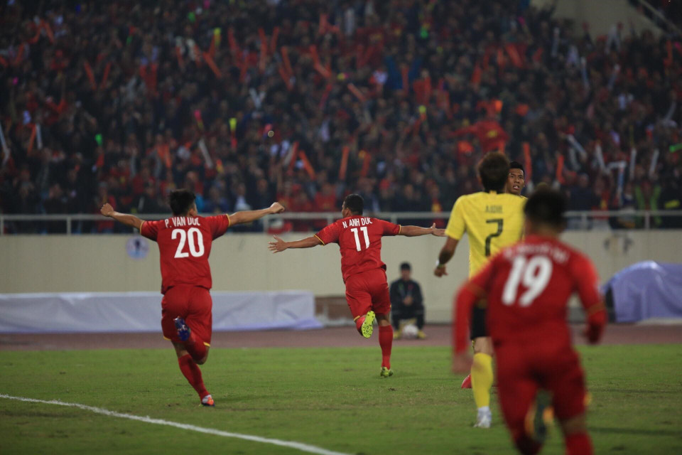 ...để tạo điều kiện cho Anh Đức ghi bàn. (Ảnh: Đình Trọng/TTXVN)