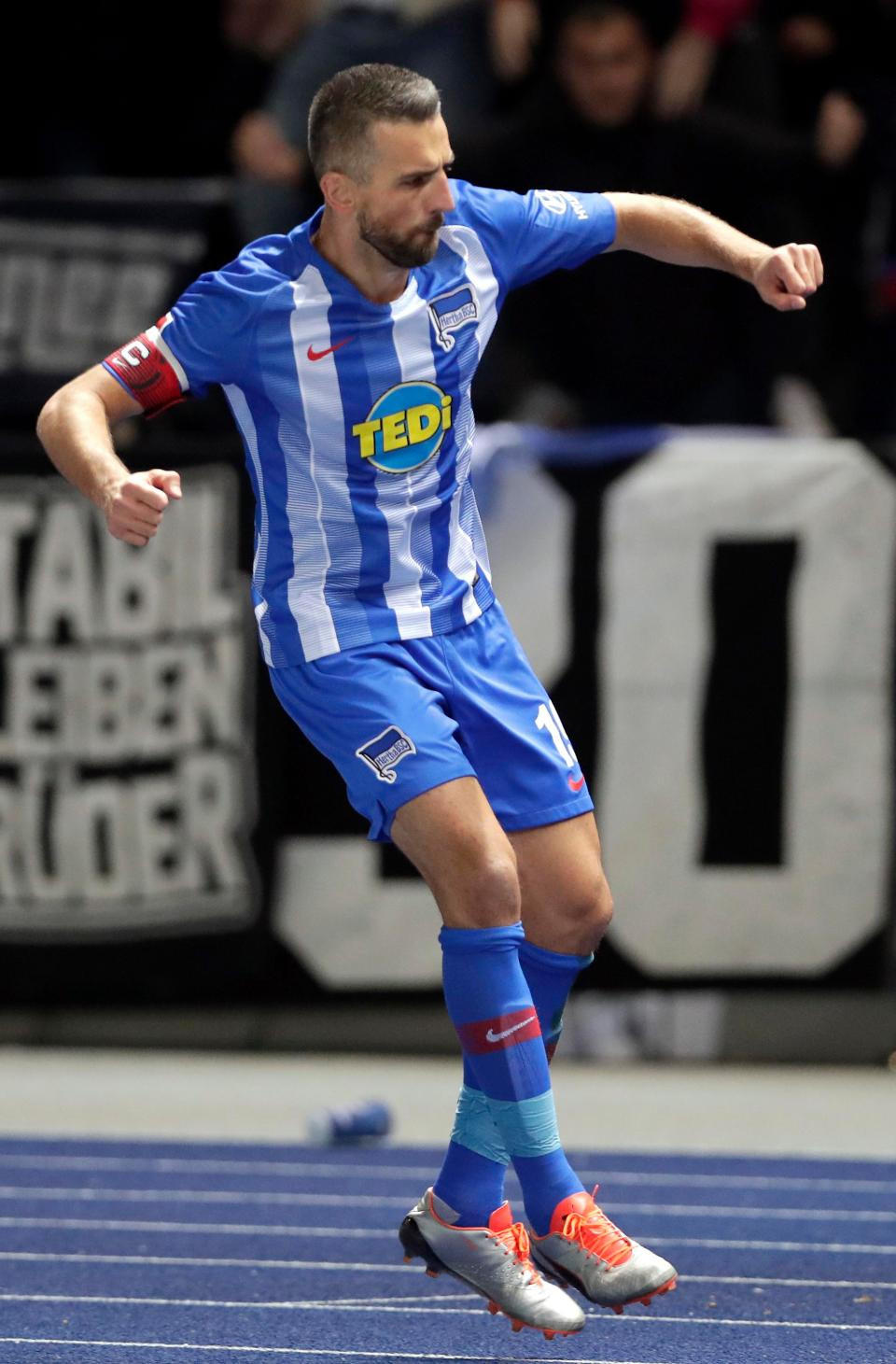 ... do công của thủ quân Vedad Ibisevic. (Nguồn: AFP)