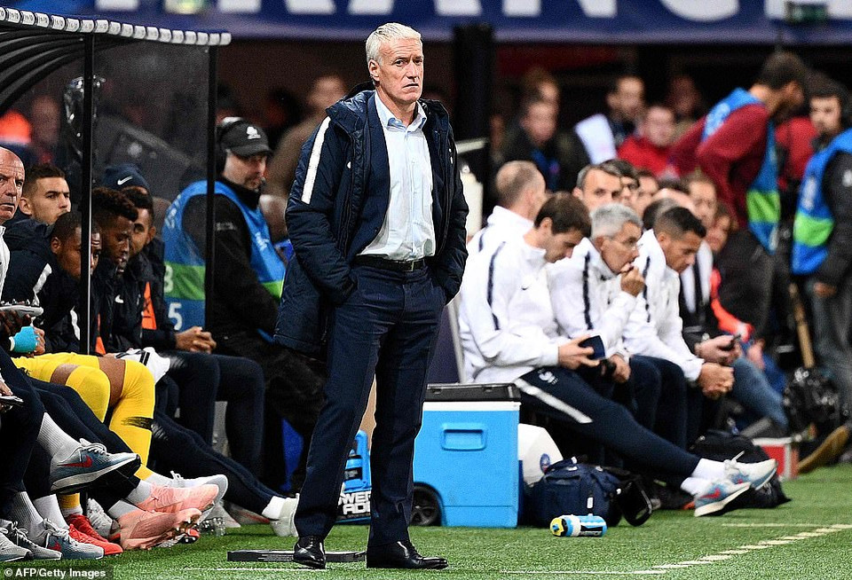 ...và khi mà đoàn quân của Didier Deschamps phải đối mặt với thất bại...