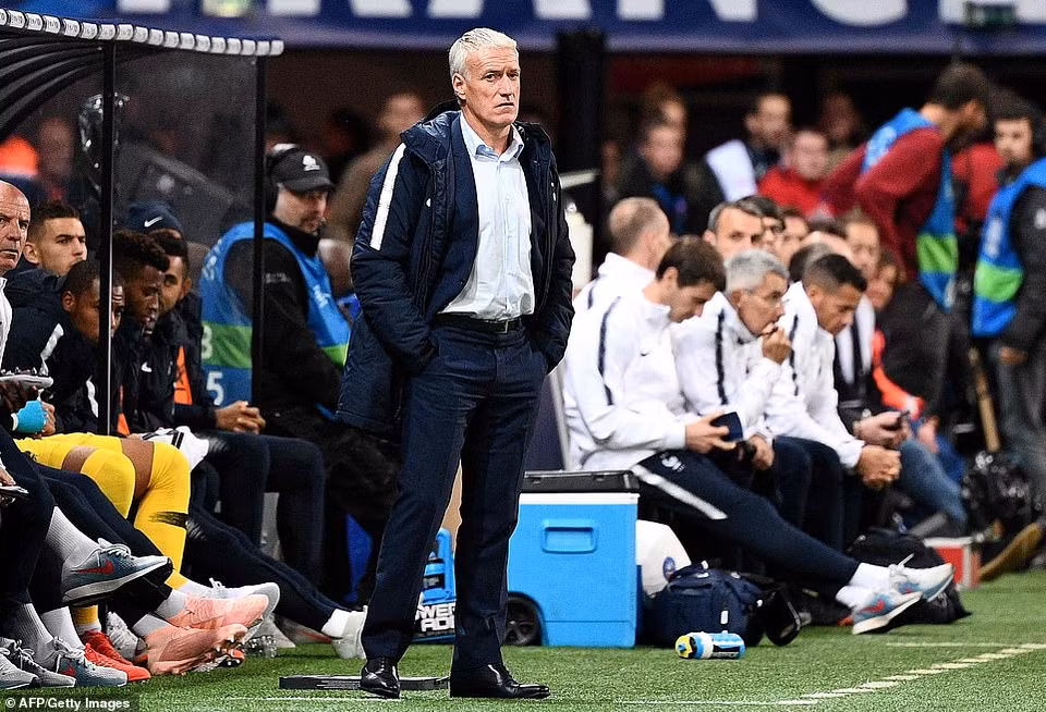 ...và khi mà đoàn quân của Didier Deschamps phải đối mặt với thất bại...