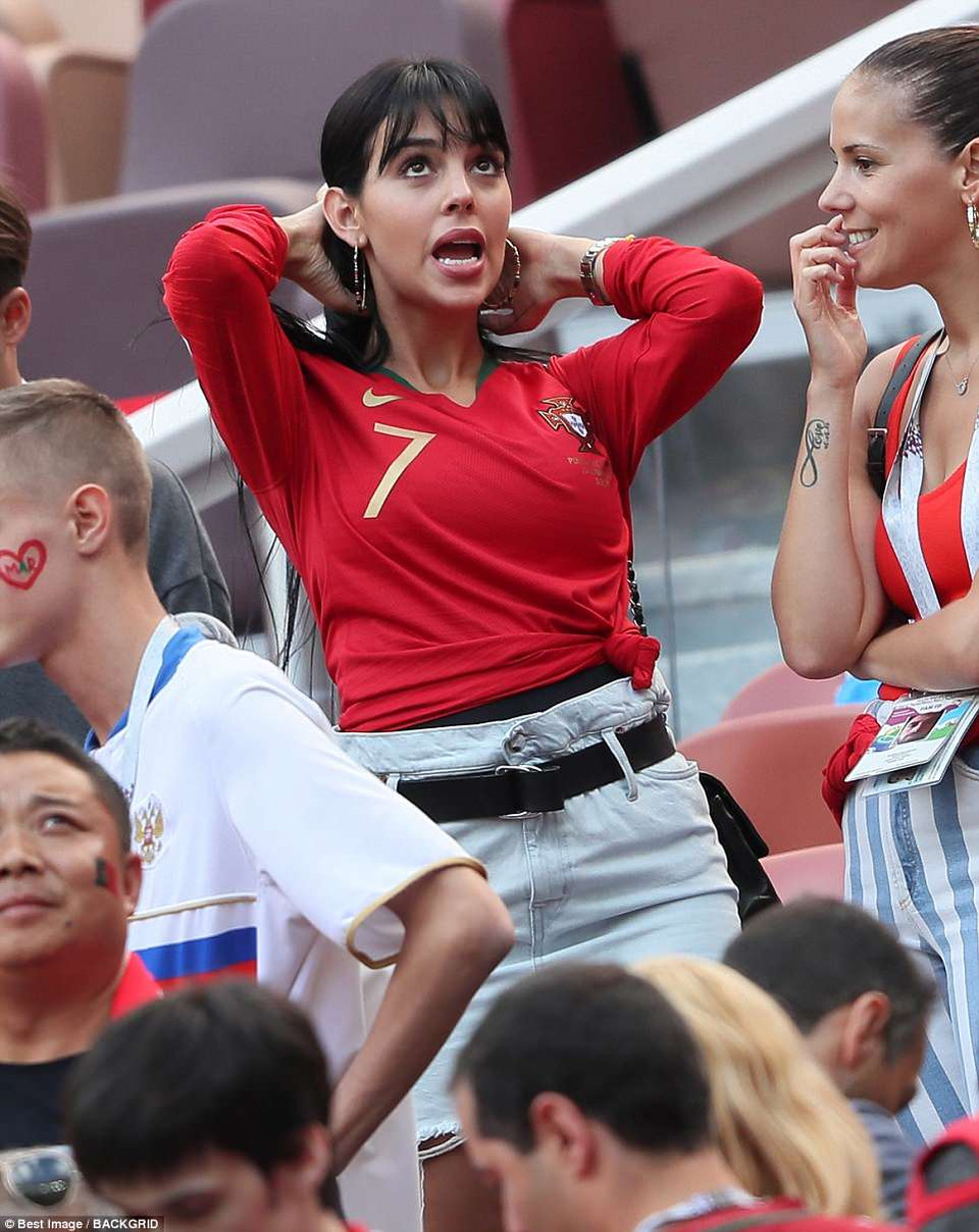 ...tất nhiên, cô cũng không quên làm điệu trước ống kính của các tay săn ảnh.