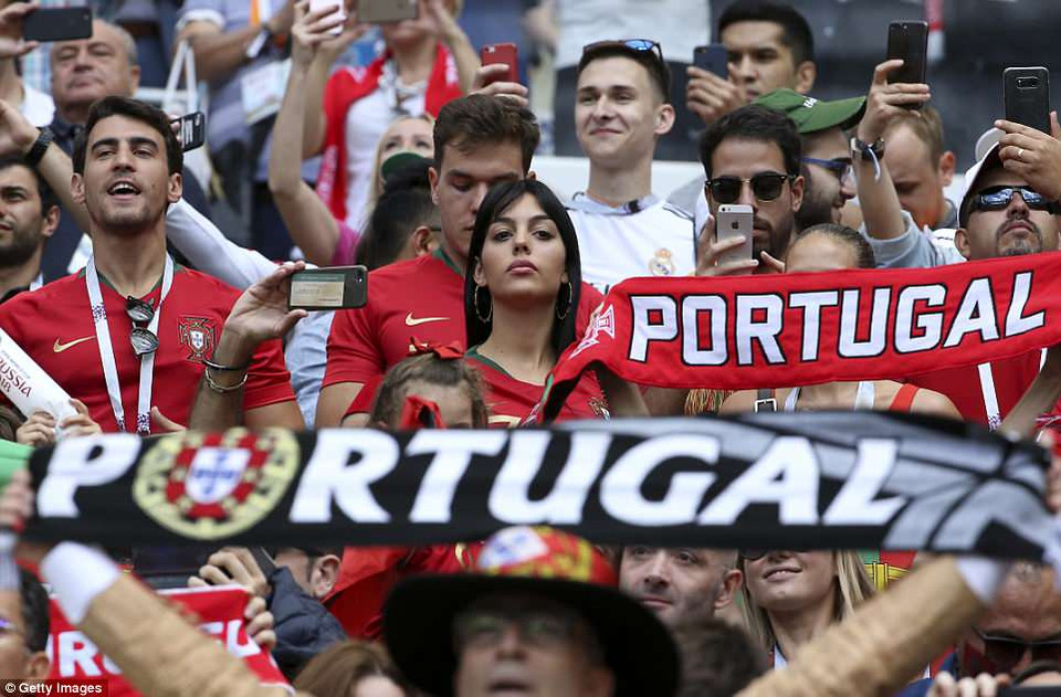 ...hòa mình cùng người hâm mộ Bồ Đào Nha.