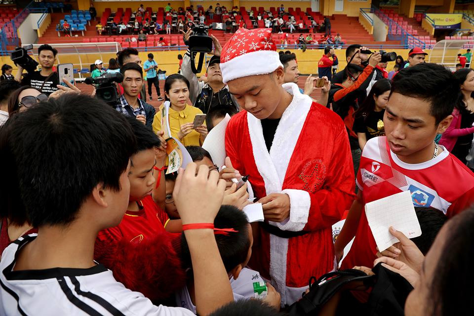 Thành Chung ký tặng các em nhỏ.