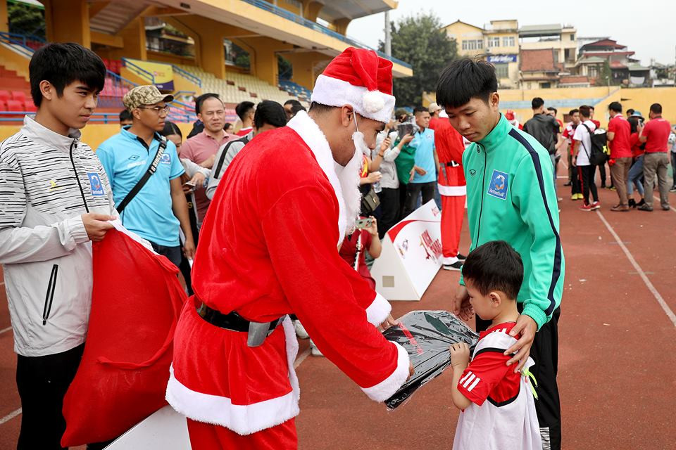 ...và Đức Huy cũng tham gia chương trình giao lưu và tặng quà cho các em nhỏ.