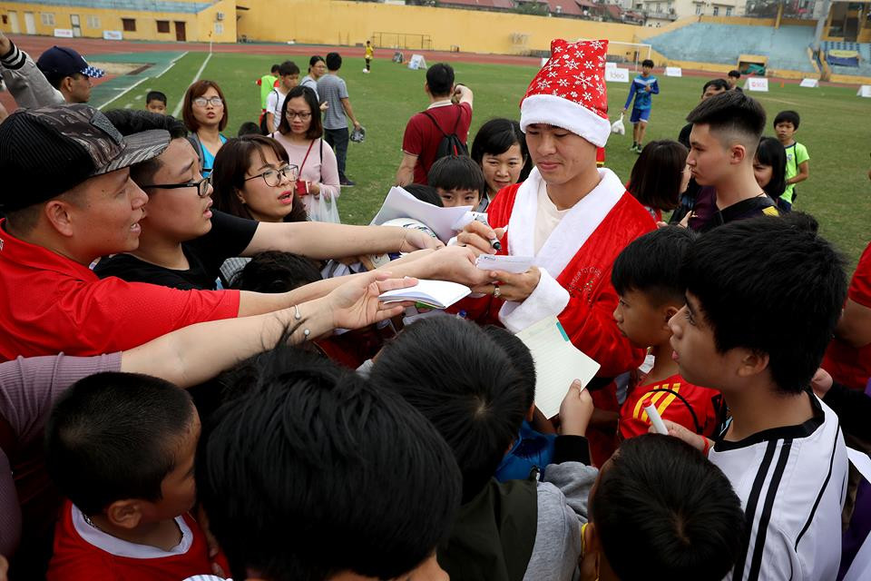 Đức Huy cho biết: 'Thông qua những món quà nhỏ dịp Noel này, chúng tôi mong truyền thêm cho các em tình yêu, động lực để nuôi dưỡng đam mê, ước mơ cũng như niềm vui với bóng đá...'