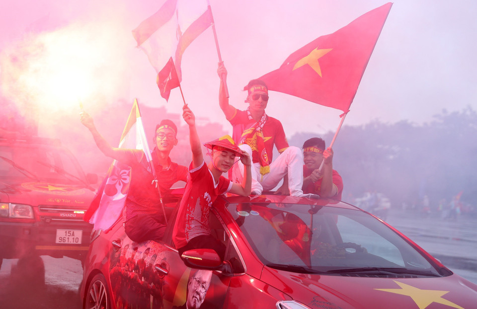 Các cổ động viên không ngại mưa gió đến cổ vũ cho U23 Việt Nam. (Ảnh: Quốc Khánh/TTXVN)