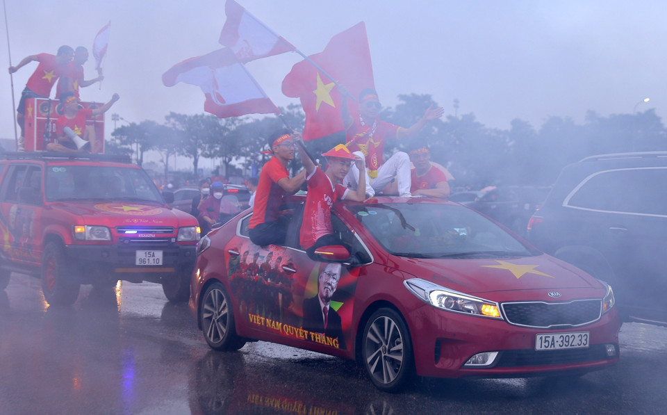 Bên ngoài sân Mỹ Đình với ngập tràn sắc đỏ-vàng. (Ảnh: Quốc Khánh/TTXVN)