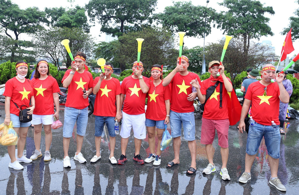 Các cổ động viên đã có mặt từ rất sớm tại SVĐ Mỹ Đình chuẩn bị cổ vũ cho đội chủ nhà. (Ảnh: Quốc Khánh/TTXVN)