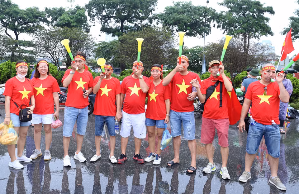 Các cổ động viên đã có mặt từ rất sớm tại SVĐ Mỹ Đình chuẩn bị cổ vũ cho đội chủ nhà. (Ảnh: Quốc Khánh/TTXVN)