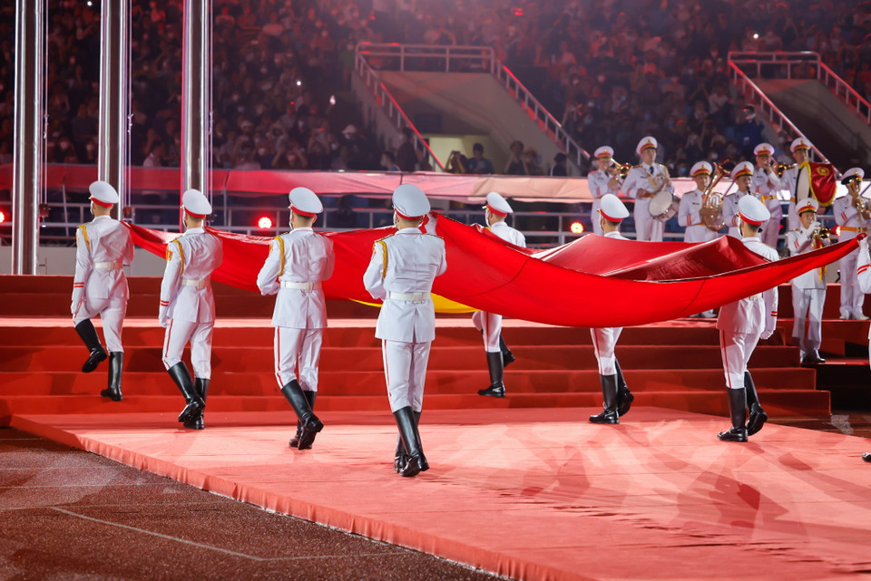 Lễ khai mạc SEA Games 31 bắt đầu bằng nghi thức thượng cờ Việt Nam. (Ảnh: Ngô Trần Hải An/Vietnam+)