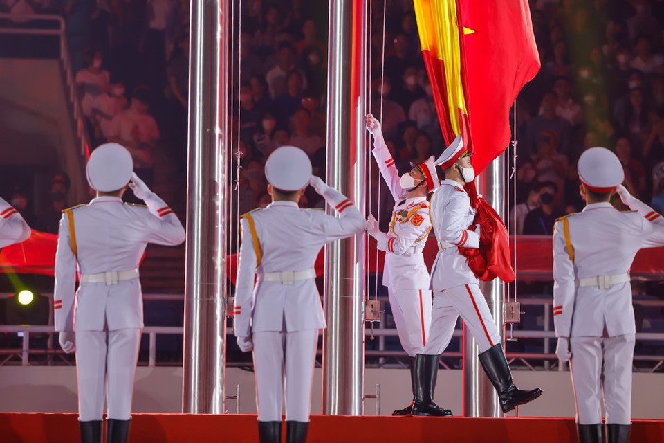 Nghi thức thượng cờ Việt Nam. (Ảnh: Ngô Trần Hải An/Vietnam+)
