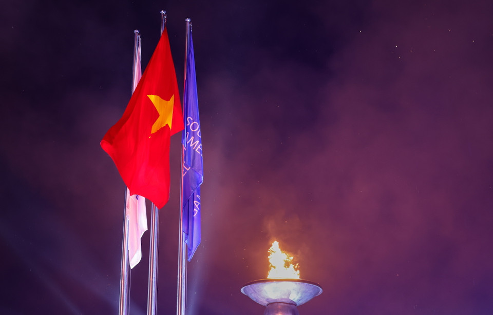 Ngọn đuốc chính thức của SEA Games 31 bừng sáng. (Ảnh: Ngô Trần Hải An/Vietnam+)