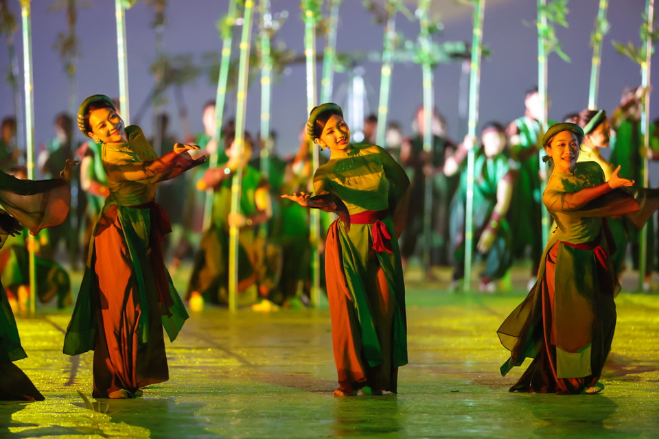 Chương trình nghệ thuật có sự góp mặt của hàng ngàn nghệ sỹ nước chủ nhà, mang đậm nét văn hóa dân tộc. (Ảnh: Ngô Trần Hải An/Vietnam+)