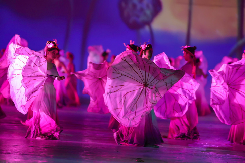 Sau nghi thức thượng cờ là chương trình nghệ thuật có sự góp mặt của hàng ngàn nghệ sỹ nước chủ nhà, mang đậm nét văn hóa dân tộc. (Ảnh: Ngô Trần Hải An/Vietnam+)