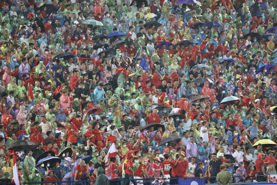 Trời mưa to nhưng vẫn có rất đông cổ động viên đến sân Việt Trì cổ vũ, tiếp sức cho U23 Việt Nam. (Ảnh: Minh Quyết/TTXVN)