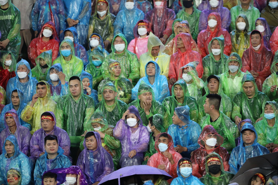 Trời đổ mưa không làm giảm nhiệt huyết của các cổ động viên trên sân vận động Việt Trì. (Ảnh: Minh Quyết/TTXVN)