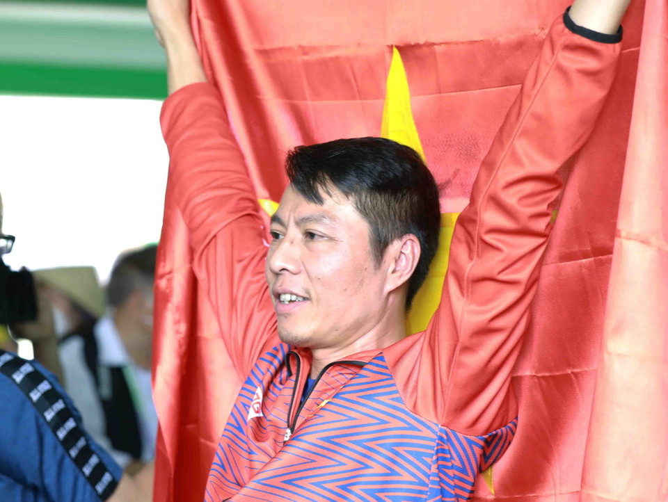 Xạ thủ Trần Quốc Cường giành huy chương Vàng ở nội dung súng ngắn bắn chậm 50m nam. (Ảnh: Vũ Sinh/TTXVN)